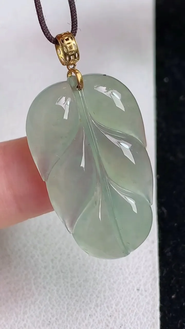 天然A货翡翠金枝玉叶 叶子吊坠，尺寸29.5-18.5-4，重:4.10g
5月22日