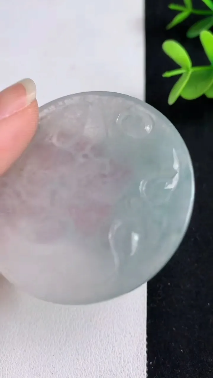 天然A货翡翠白冰大势至观音菩萨吊坠，尺寸49-4.6，重:24.20g
5月22日