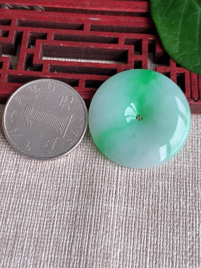 天然A货翡翠飘绿平安扣吊坠尺寸29.7×5.5m量10.78g 0522