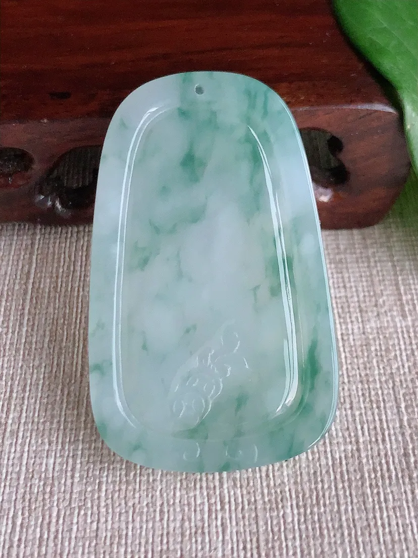 天然A货翡翠飘花生肖鼠吊坠尺寸51.7×31.5×5.7m量19.94g 0521