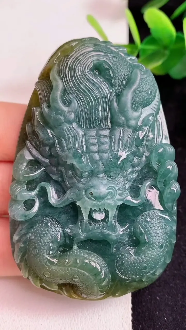 天然A货翡翠蓝水双彩龙牌吊坠，尺寸69.5-45-12，重:67.64g
5月22日