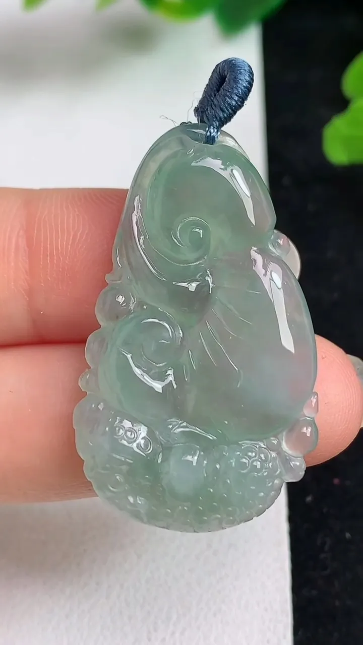 天然A货翡翠如意吊坠，尺寸36-21.6-5，重量:6.41g
5月22日