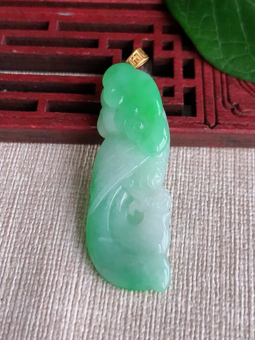 天然A货翡翠18K金扣头飘绿英明神武吊坠 尺寸43.5×15.3×8m量8.83g 0521