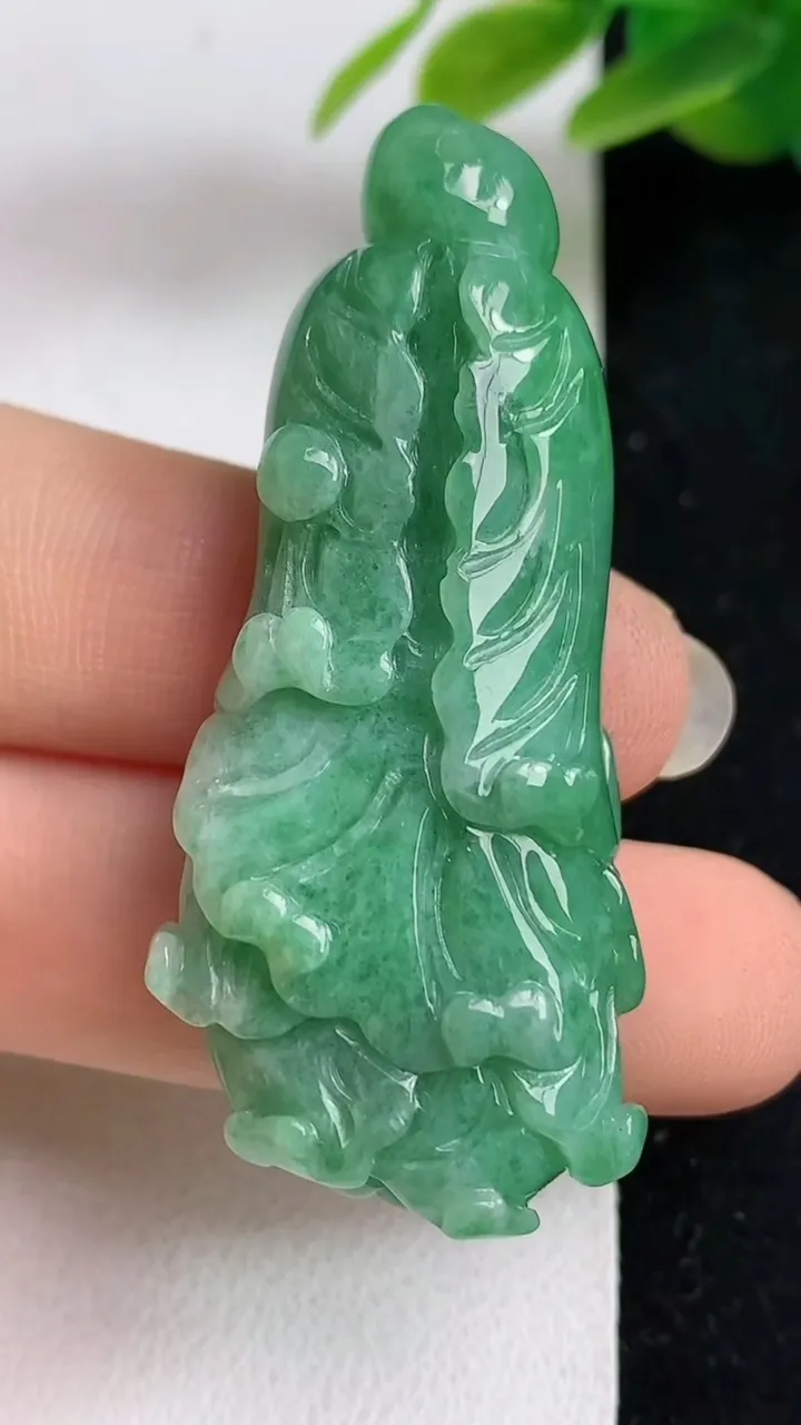 天然A货翡翠白菜吊坠，尺寸50.2-22.8-10，重:19.38g
5月22日