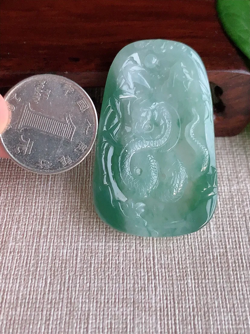 天然A货翡翠飘花生肖蛇吊坠尺寸49.7×30.8×5.3m量19.16g 0521