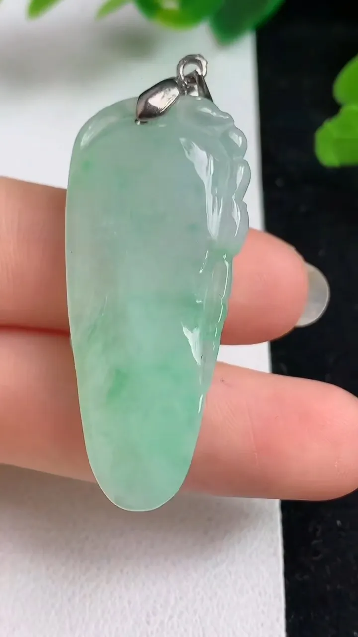 天然A货翡翠福瓜吊坠，尺寸41.3-18-8，重量:12.32g
5月22日