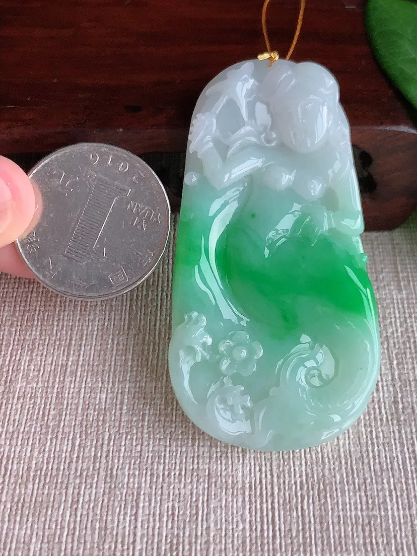 天然A货翡翠飘绿美人鱼吊坠 尺寸61.6×31.6×6m量25.96g 0521