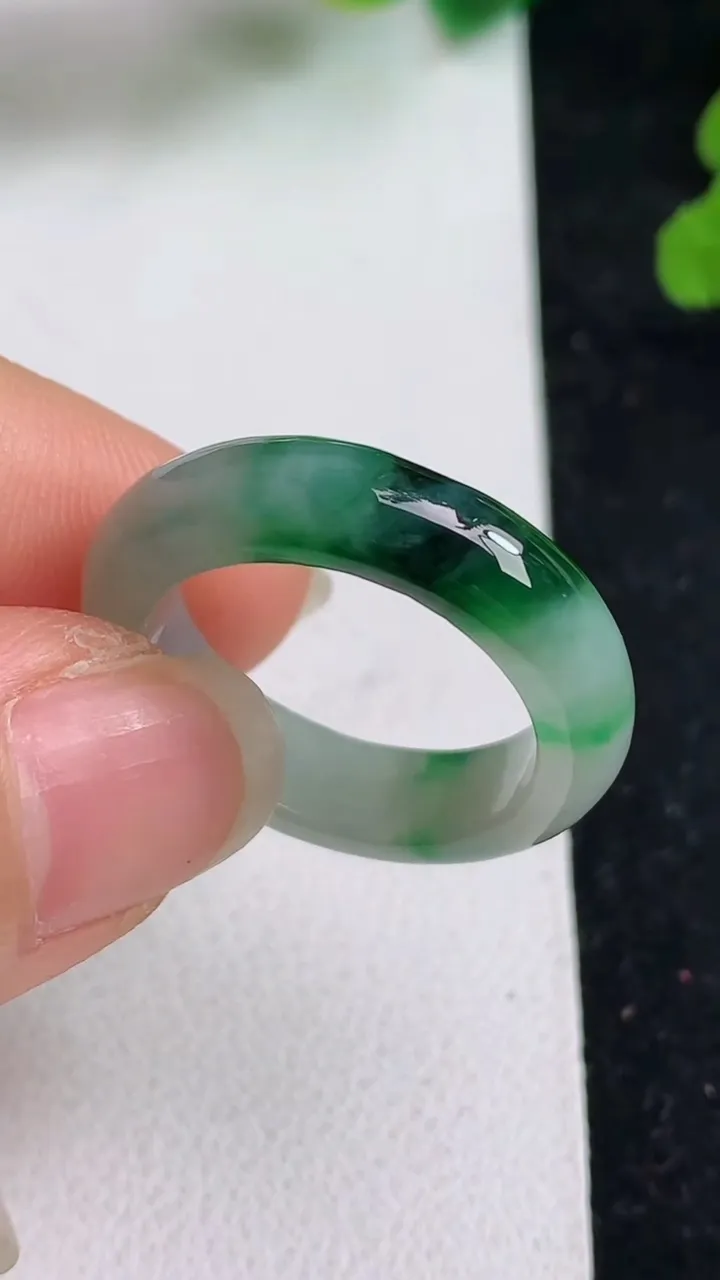 天然A货翡翠指环戒指，尺寸18.3-5.8-3.5，重量:4.14g2025年5月22日
工厂直销收藏佳品,种好水足，色泽均匀，有种有色，上手高大气！