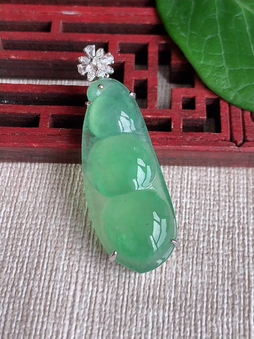 天然A货翡翠18K金伴晴绿四季豆福豆平安豆吊坠尺寸40.3×33.4×13.3×6.7m量5.00g 0522