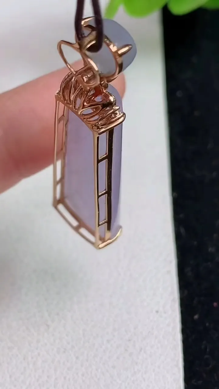 天然A货翡翠k金紫罗兰无事牌吊坠，尺寸28.4-11-8，重量:5.30g
5月23日