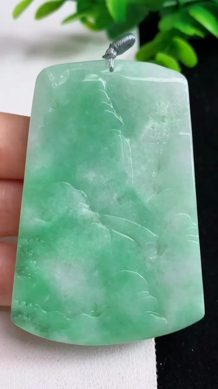 天然A货翡翠山水牌吊坠，尺寸67.7-46-7.2，重量:48.98g
5月23日