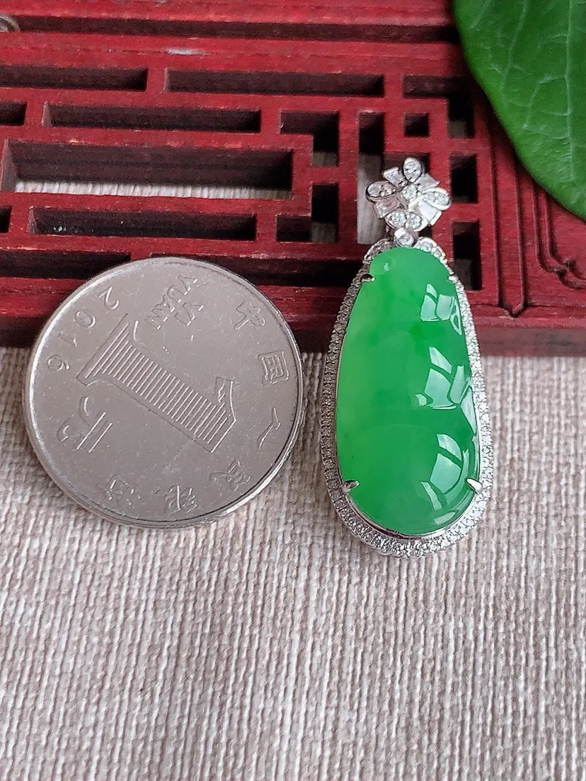 天然A货翡翠18K金伴甜绿四季豆福豆平安豆吊坠尺寸35.5×14.6×8.2裸石25×11.8m量5.38g 0522