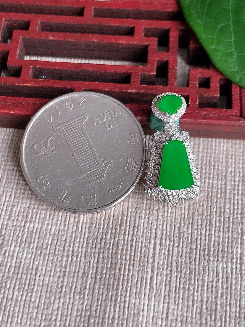 天然A货翡翠18K金伴阳绿无事牌吊坠尺寸22×11.2×7裸石9×5.8m量2.50g 0522