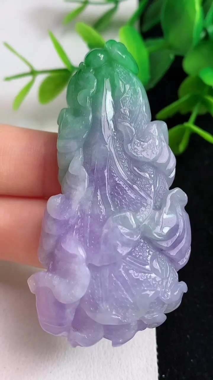 天然A货翡翠春带彩 紫罗兰白菜吊坠，尺寸63-31.2-11.8，重量:40.10g
5月23日