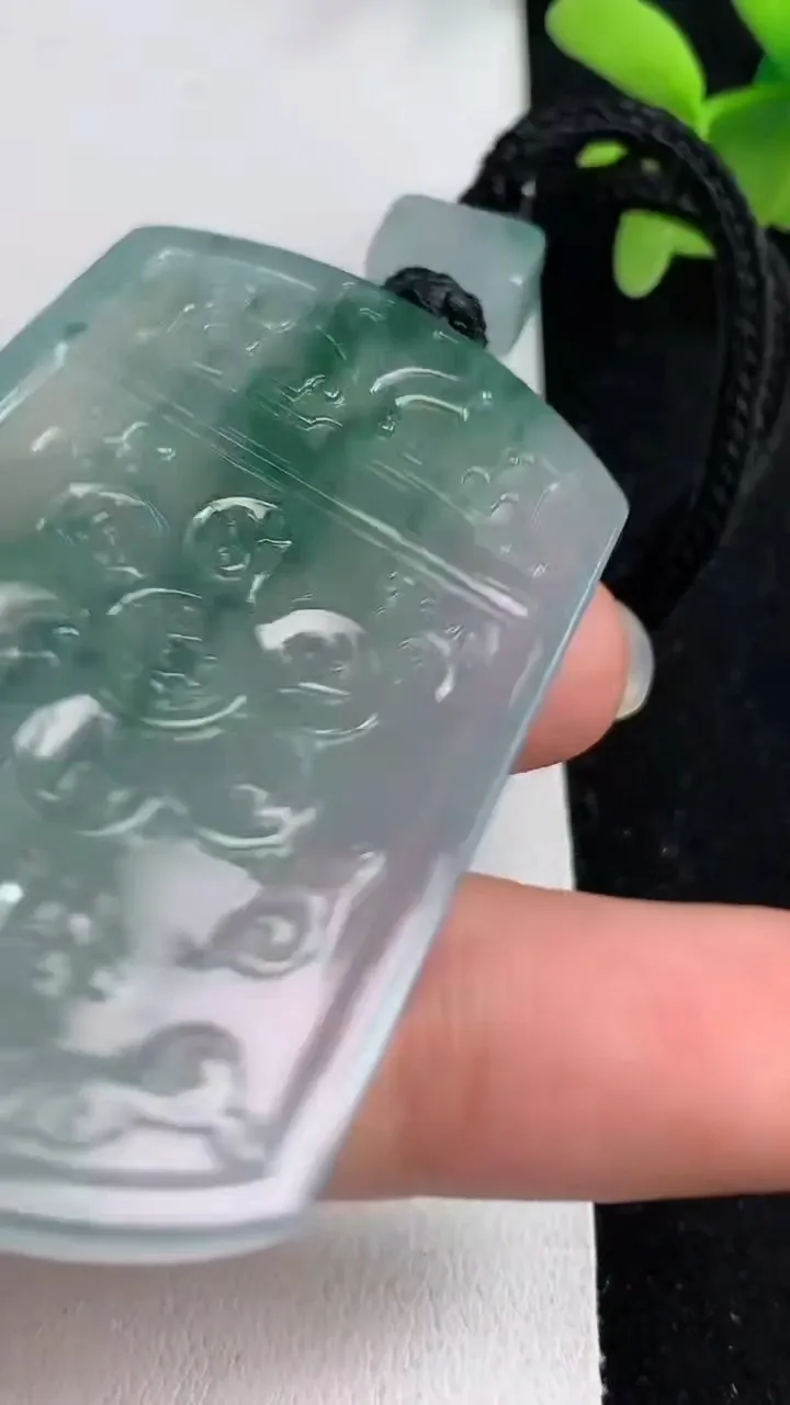 天然A货翡翠飘花仿古无事牌吊坠，尺寸53.4-36-5.8，重量:33.00g
5月23日