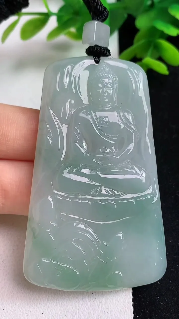 天然A货翡翠大日如来吊坠，尺寸65.2-39.7-4.8，重量:31.45g
5月23日