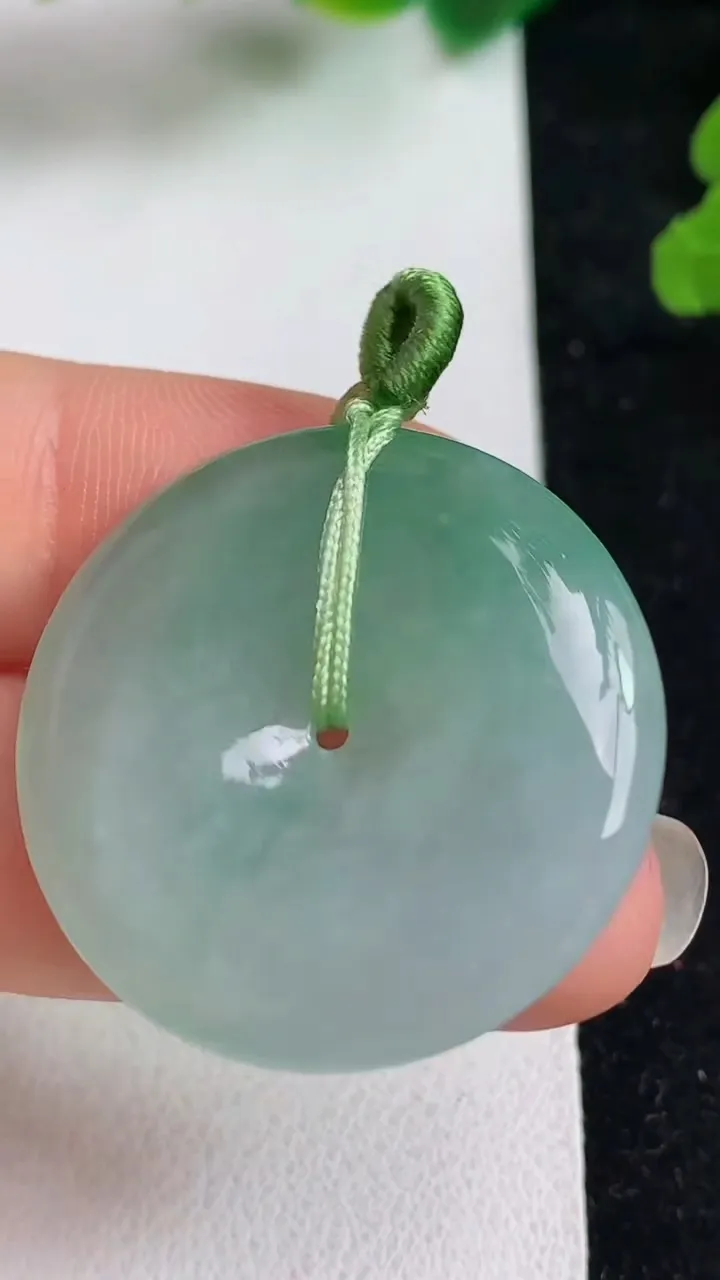 天然A货翡翠平安扣吊坠，尺寸29.3-5.4，重量:9.95g
5月23日