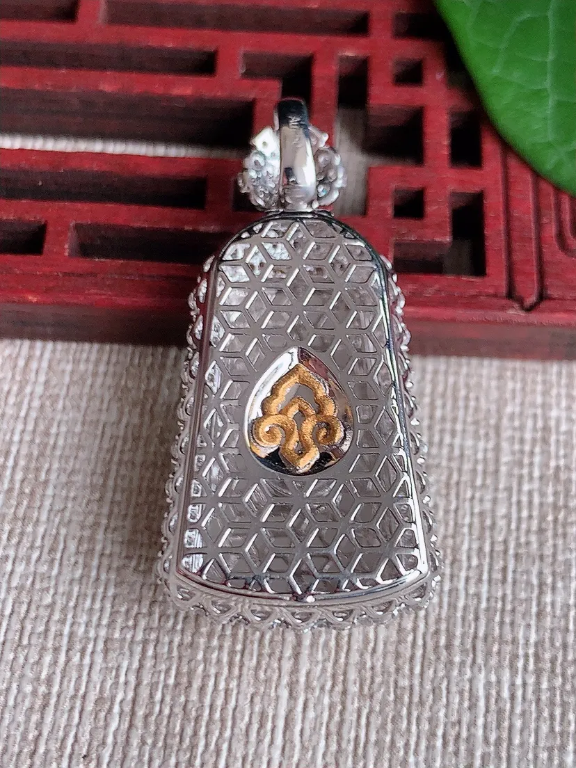天然A货翡翠18K金伴满绿无事牌吊坠尺寸37.2×18.6×8.3裸石23×13.5m量6.55g 