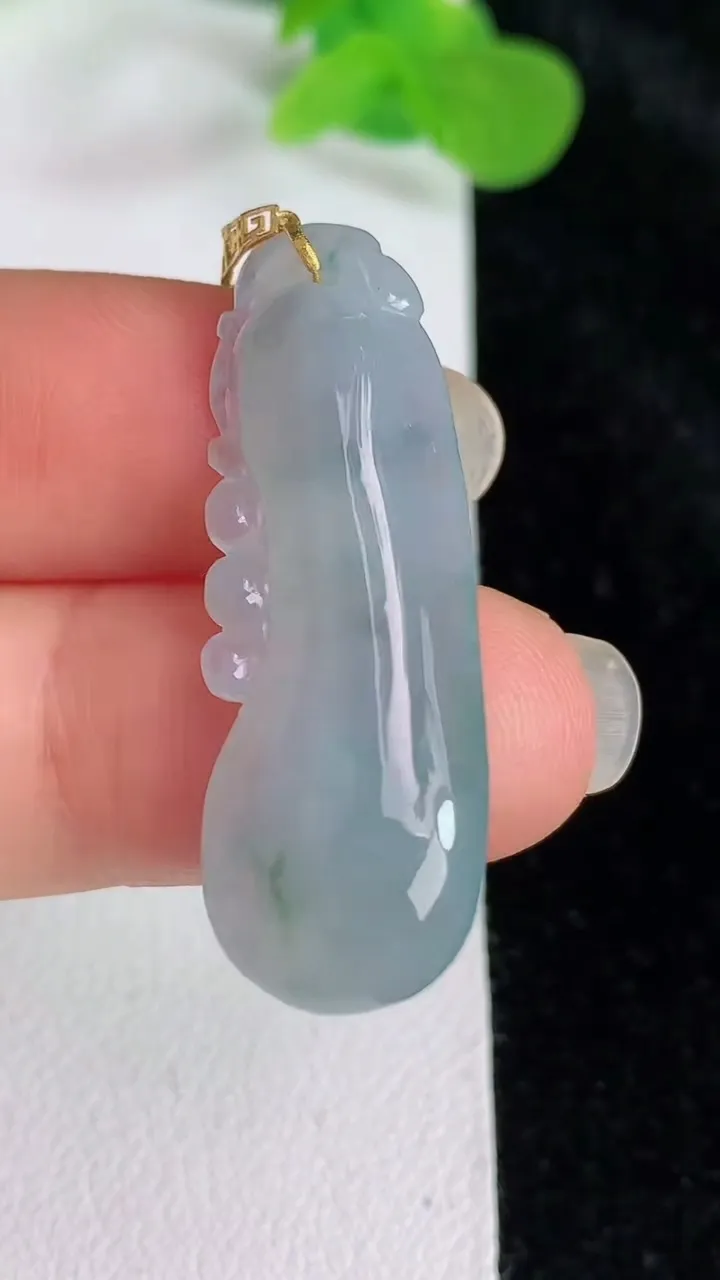天然A货翡翠飘花福瓜吊坠，尺寸35.9-12.7-5.9，重:4.47g
5月23日