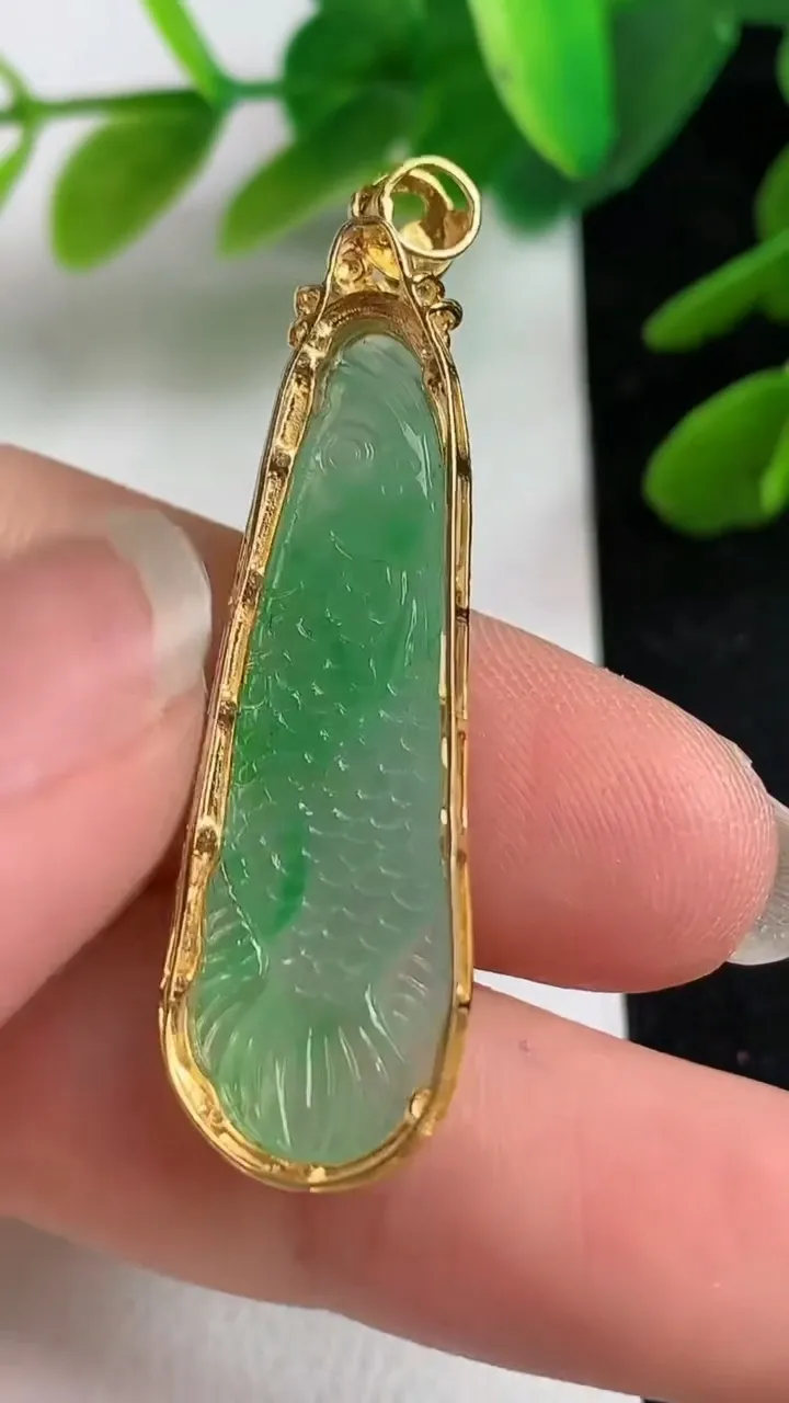 天然A货翡翠年年有余吊坠，尺寸43.5-12.4-6，裸石34.2-11，重量:3.78g
5月23日