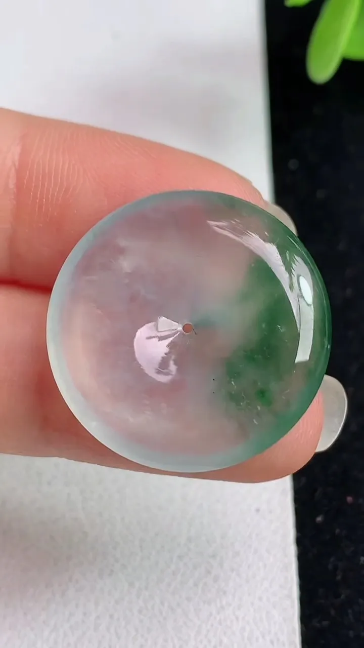 天然A货翡翠平安扣吊坠，尺寸23.7-4.3，重量:5.20g
5月23日