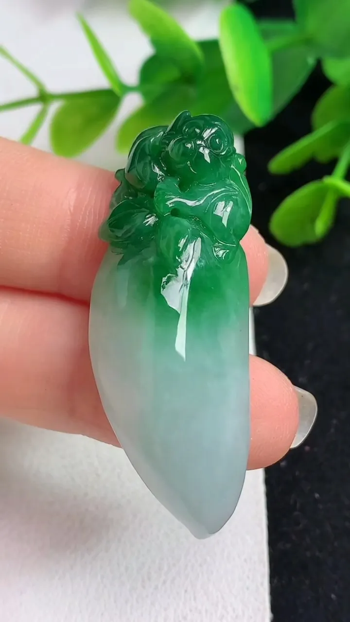 天然A货翡翠灵猴献瑞 福瓜吊坠，尺寸44.3-16.3-10.6，重量:12.08g
5月23日