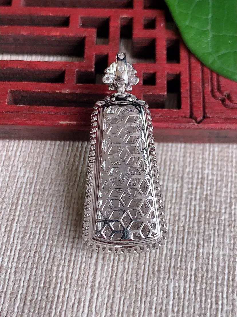 天然A货翡翠18K金伴阳绿无事牌吊坠 尺寸33×13×8裸石21×8m量4.32g 0522