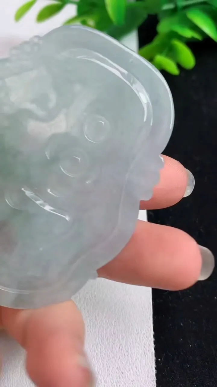 天然A货翡翠一念之间吊坠，尺寸61.4-48.3-4.8，重量:24.00g
5月23日