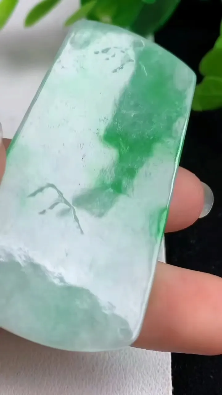 天然A货翡翠山水牌吊坠，尺寸58.5-32-5.4，重量:25.87g
5月23日