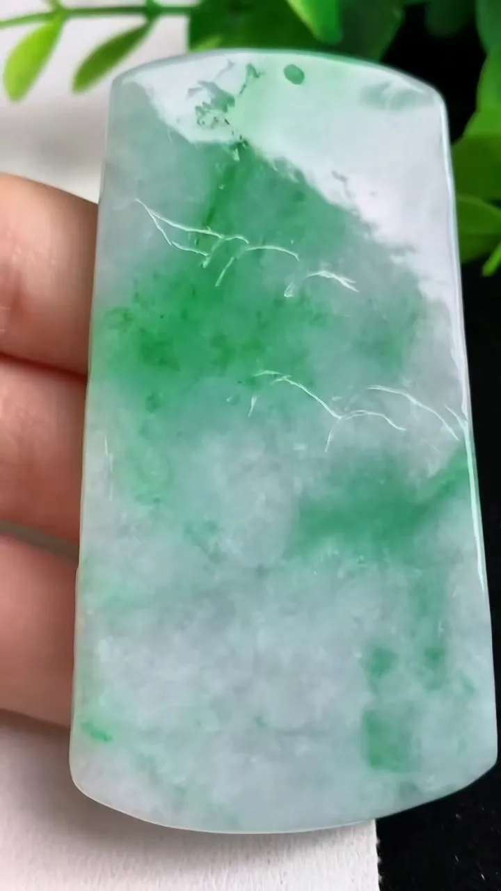 天然A货翡翠山水牌吊坠，尺寸71-38.2-5.8，重量:40.11g
5月23日
