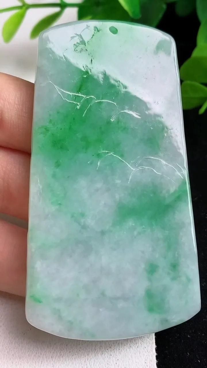 天然A货翡翠山水牌吊坠，尺寸71-38.2-5.8，重量:40.11g
5月23日