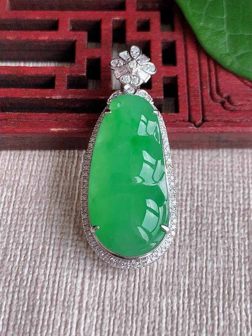 天然A货翡翠18K金伴甜绿四季豆福豆平安豆吊坠尺寸35.5×14.6×8.2裸石25×11.8m量5