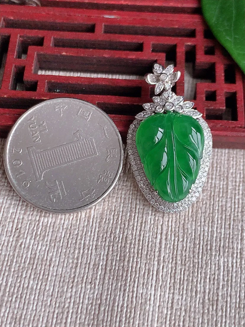 天然A货翡翠18K金伴满绿叶子金枝玉叶吊坠尺寸32×17.5×8裸石17.8×13.7m量4.73g 0522