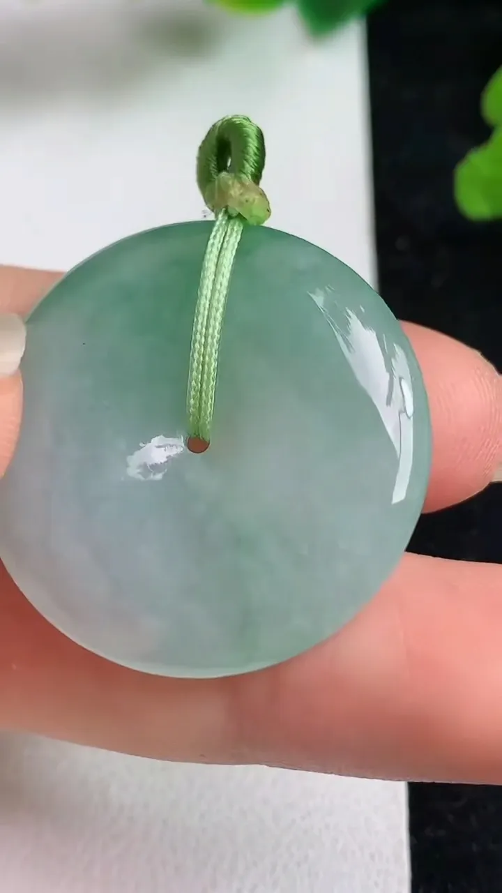 天然A货翡翠平安扣吊坠，尺寸29.3-5.4，重量:9.95g
5月23日