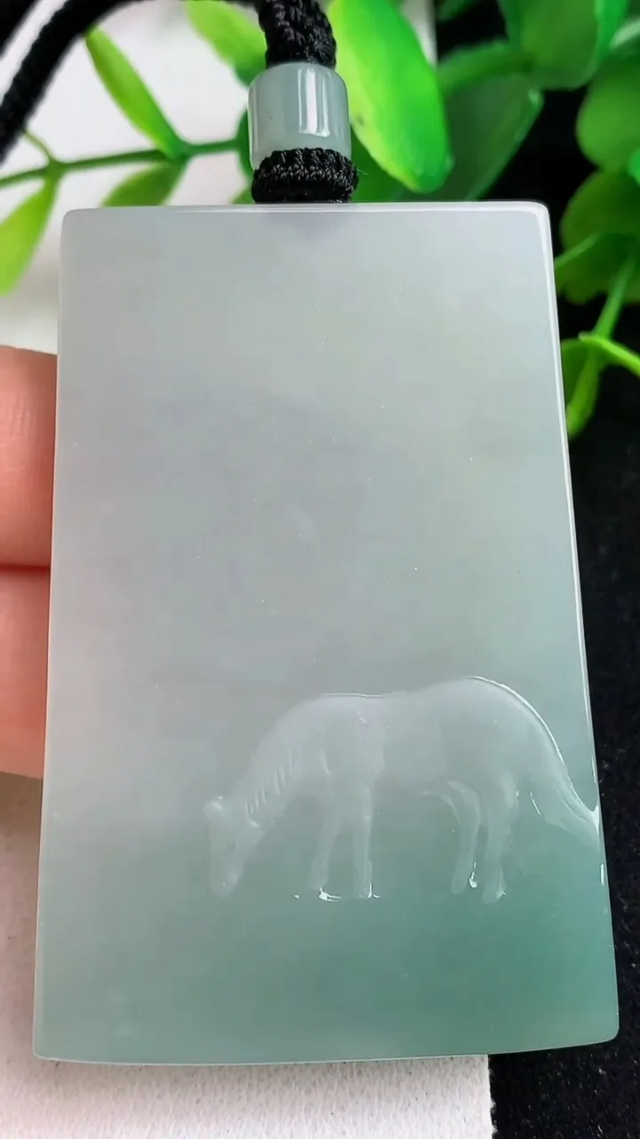 天然A货翡翠生肖马牌吊坠，尺寸57-38.4-5.7，重量:41.00g
5月23日