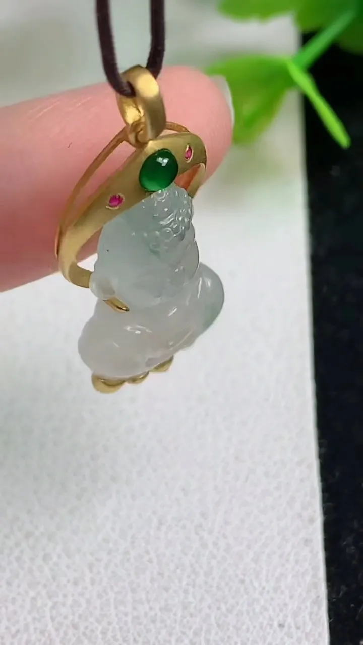 天然A货翡翠飘花宝宝佛吊坠，尺寸18.8-11.4-5.8，重量:3.36g
5月23日