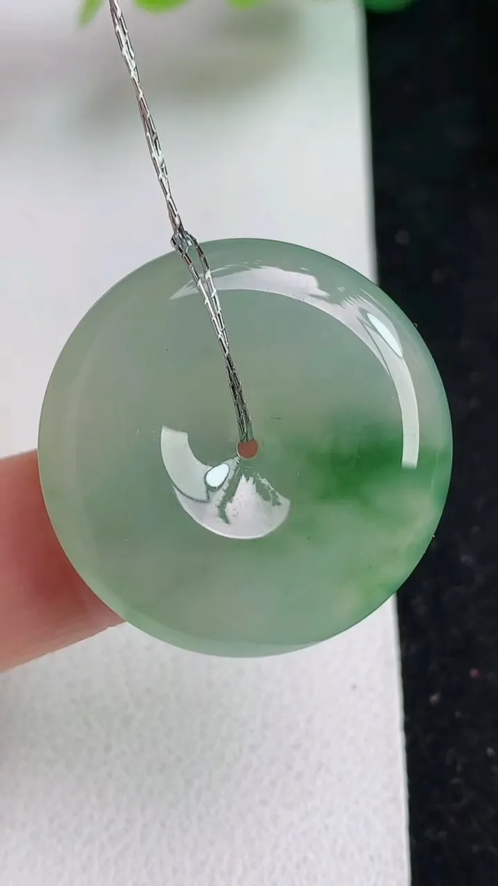天然A货翡翠平安扣吊坠，尺寸26.6-5.8，重量:8.90g
5月23日