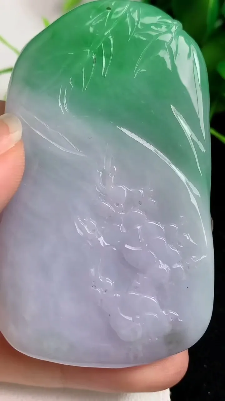 天然A货翡翠春带彩 紫罗兰梅花鹿吊坠，尺寸67-39.2-10，重量:56.05g
5月23日