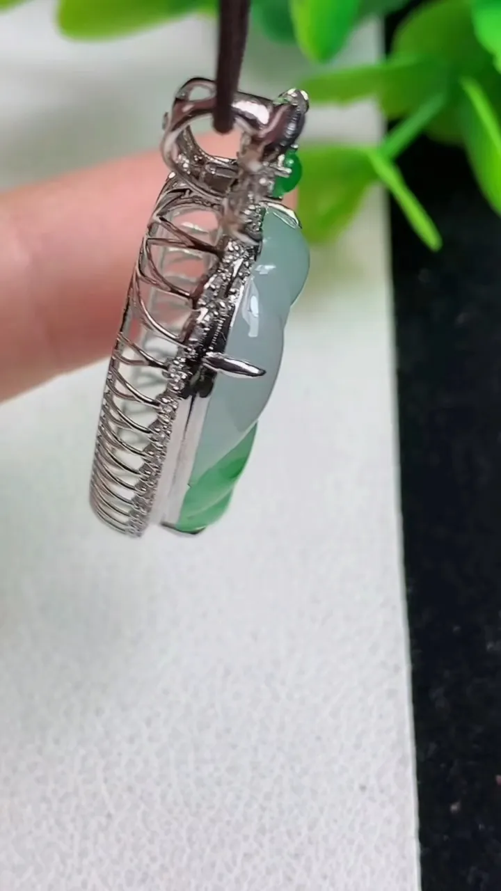 天然A货翡翠金枝玉叶 叶子吊坠，尺寸42.2-17.6-9，裸石28-14.8，重量:5.15g
5月23日
