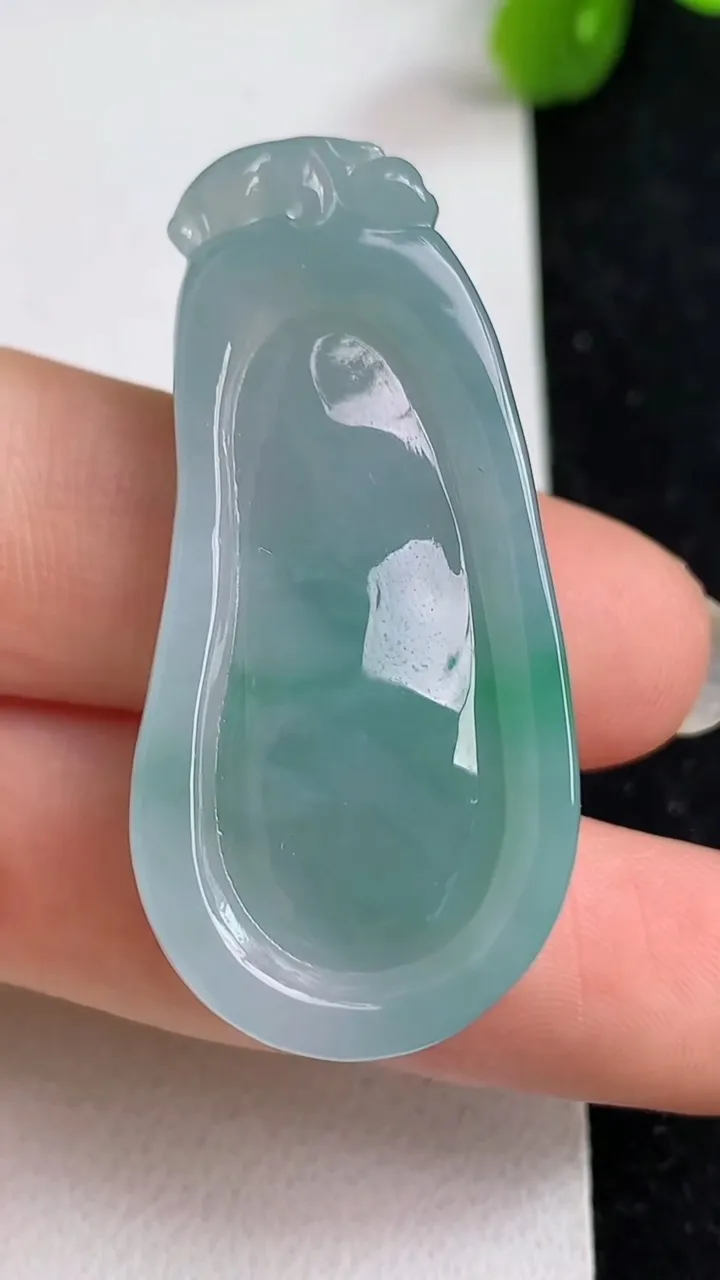 天然A货翡翠福瓜吊坠，尺寸41.8-20-10，重量:15.30g
5月23日