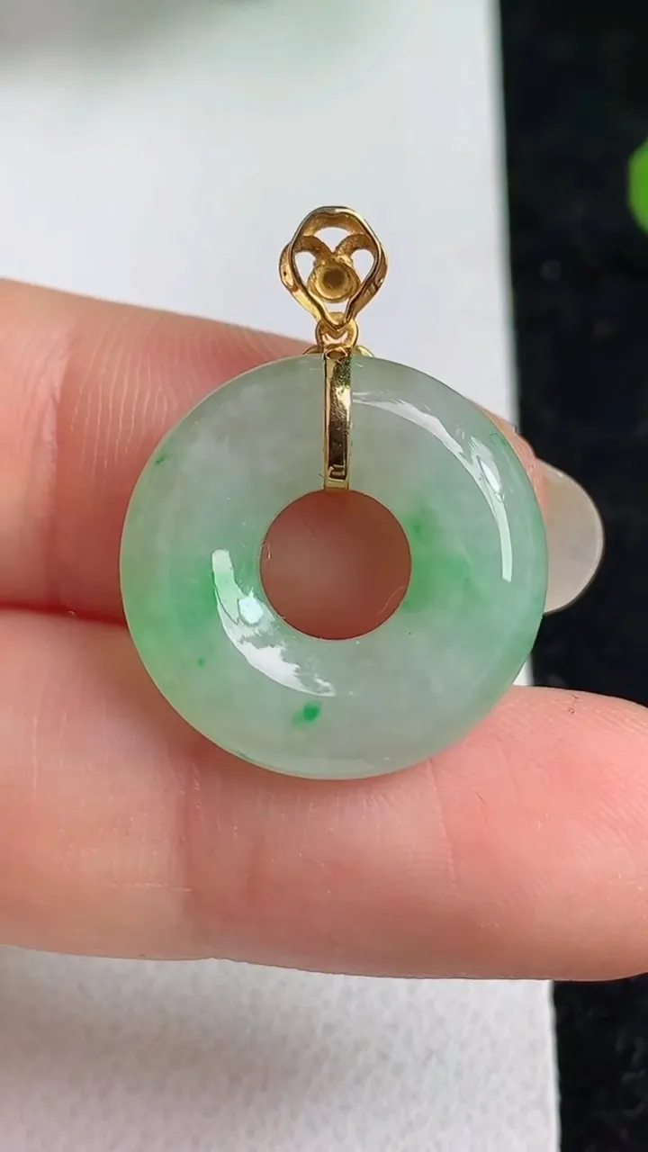 天然A货翡翠平安环吊坠，尺寸18.5-4.4，重量:3.00g
5月23日