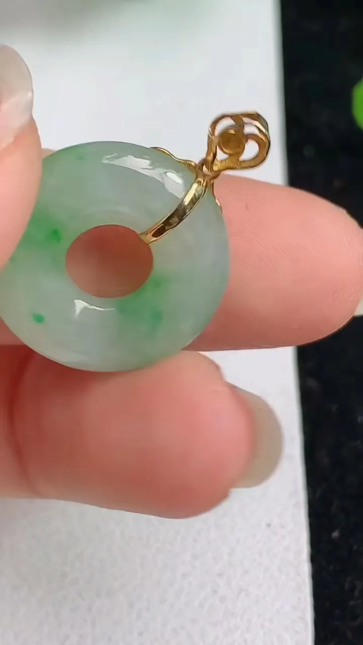 天然A货翡翠平安环吊坠，尺寸18.5-4.4，重量:3.00g
5月23日