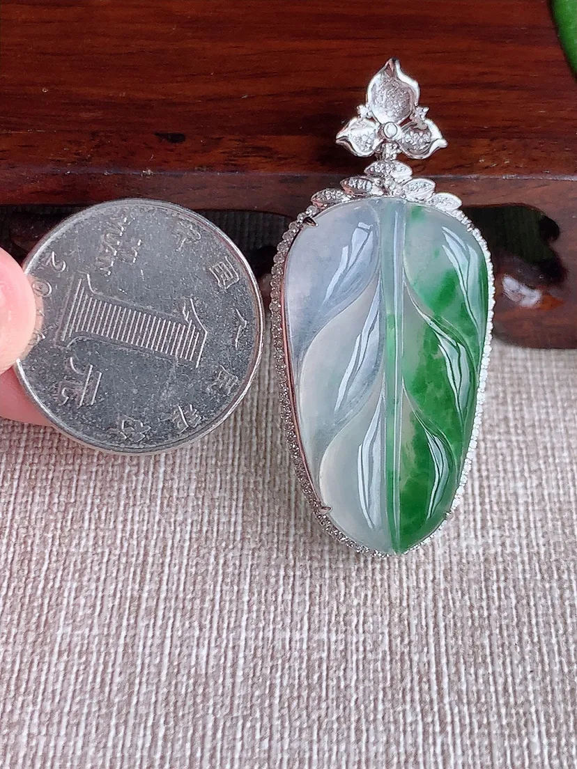 天然A货翡翠18K金伴飘花叶子金枝玉叶吊坠尺寸47.6×21.4×9裸石33.4×19.3m量7.52g 0522