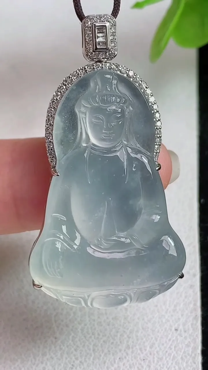 天然A货翡翠白冰素衣观音吊坠，尺寸31.8-21.2-7，重量:8.30g
5月23日