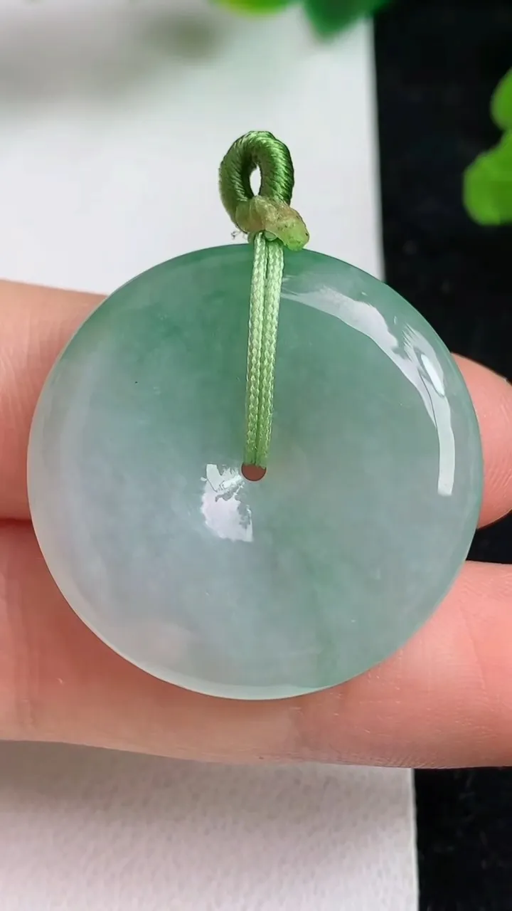天然A货翡翠平安扣吊坠，尺寸29.3-5.4，重量:9.95g
5月23日