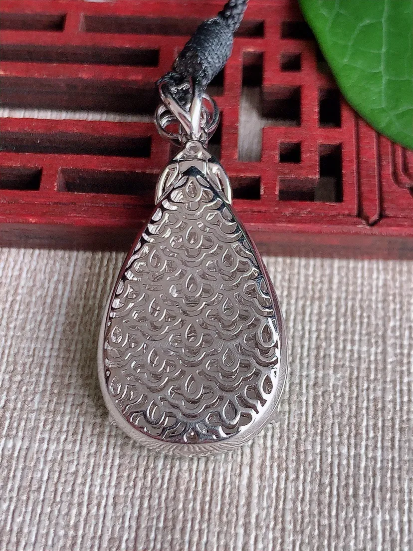 天然A货翡翠18K金伴阳绿水滴吊坠尺寸39.2×29.2×18.3×6m量8.05g 0522