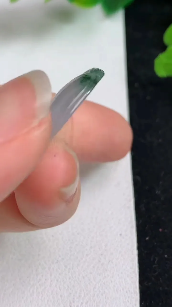 天然A货翡翠飘花金枝玉叶 叶子吊坠，尺寸44-22.4-4，重量:8.35g
5月23日