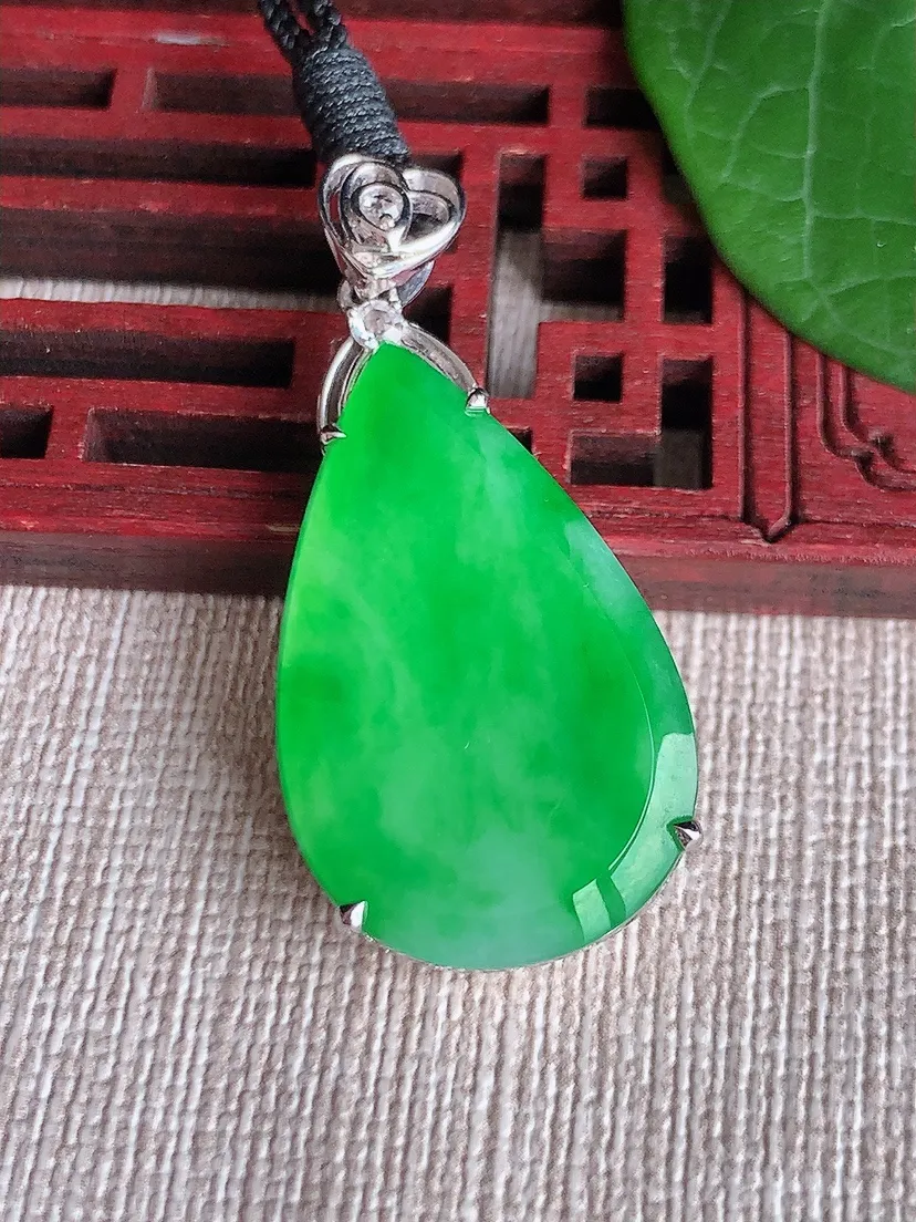 天然A货翡翠18K金伴阳绿水滴吊坠尺寸39.2×29.2×18.3×6m量8.05g 0522