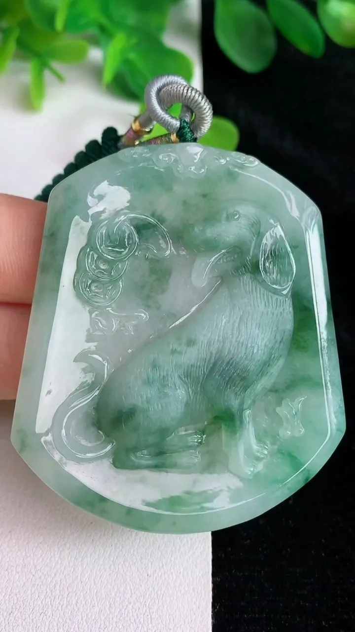 天然A货翡翠飘花生肖狗吊坠，尺寸58-50-6.5，重:34.28g
5月23日