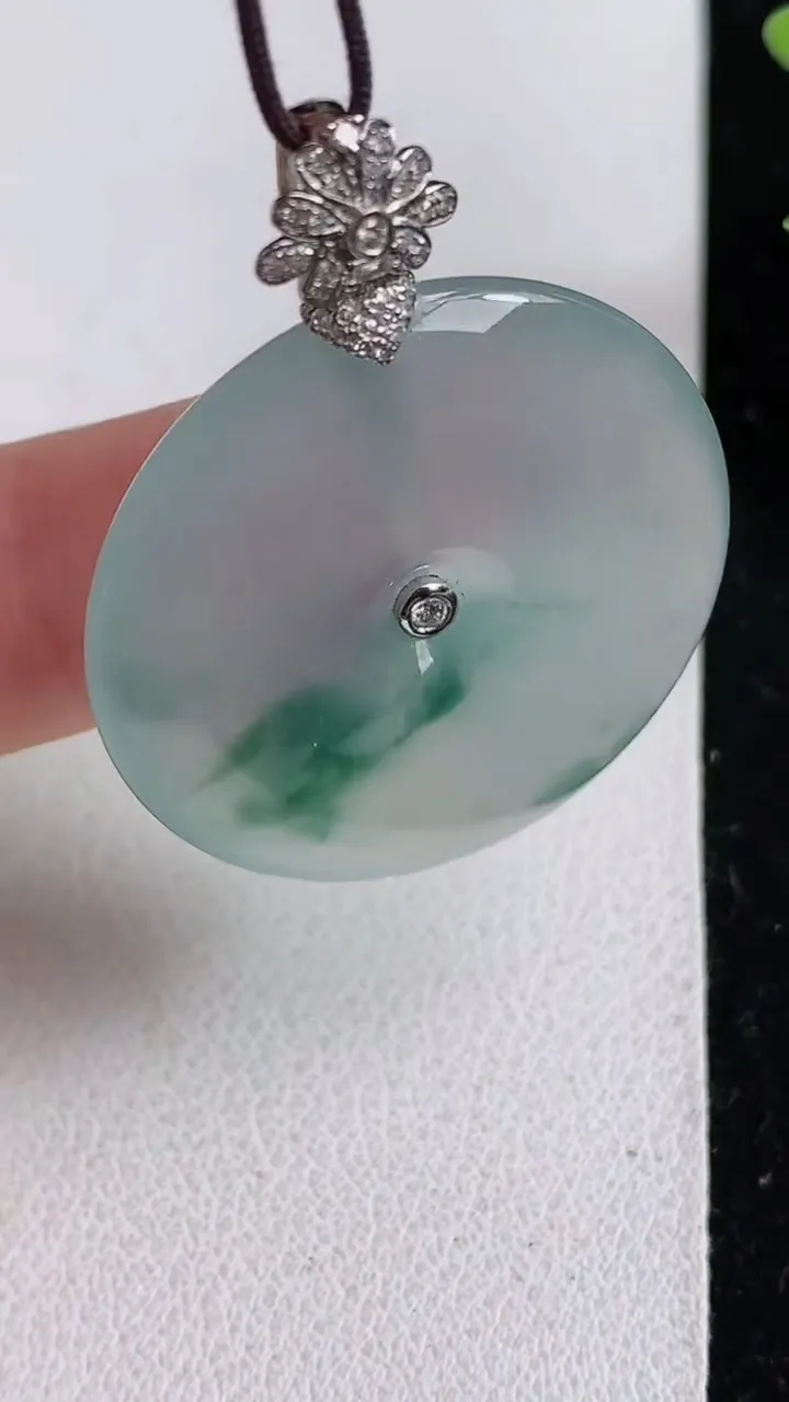 天然A货翡翠飘花平安扣吊坠，尺寸29.6-5.4，重量:10.74g
5月23日